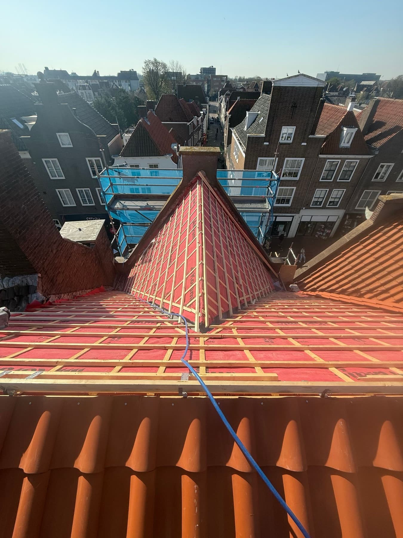 Nieuwe dakconstructie met isolatie in aanbouw